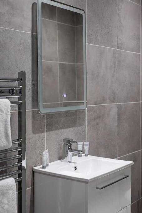 Luxury, Sleeps 6, City Centre ベルファスト エクステリア 写真