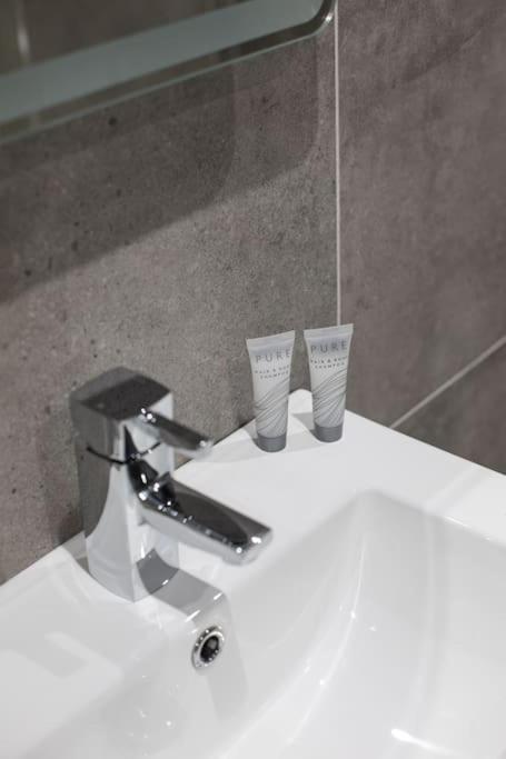 Luxury, Sleeps 6, City Centre ベルファスト エクステリア 写真